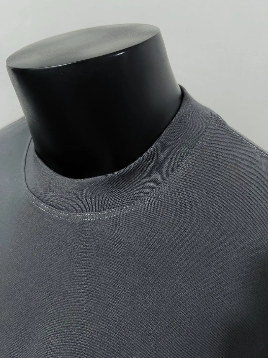 P140 Stone Island/Stone Island classic official website is on sale; small logo embroidery and pressed round neck short-sleeved T-shirt, strictly control the size of the logo, neat and clear letters, and the details are consistent with the original version; the original 240g double yarn 100% cotton fabric is selected; the upper body is simple, beautiful and very durable, with three-needle stitching and high-standard workmanship, with complete three-label details, high-temperature washing, soft fabric, better breathability, no shrinkage or deformation after washing, versatile style Match as you like, European size version, colors: black, dark gray, lilac gray, white; sizes XS-L, (L can wear up to 200 pounds)